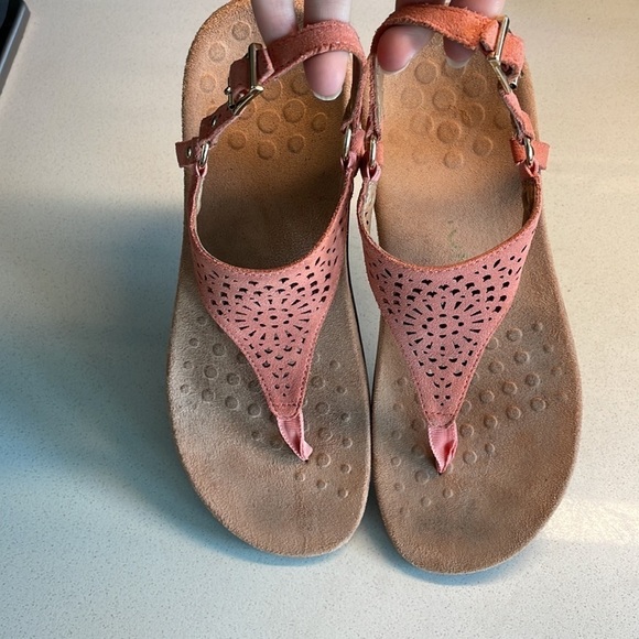 Sz6.5-7 (EU 37.5) Vionic Kirra Backstrap Suede Triangular Thong Coral perf EUC - Picture 6 of 9